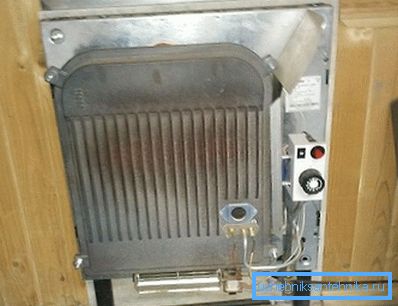 Convettore con coperchio di protezione smontato Convettore con coperchio di protezione smontato