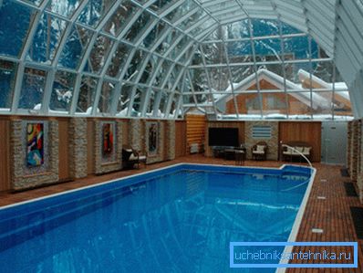 Convettori lungo le pareti per il riscaldamento della piscina Convettori lungo le pareti per il riscaldamento della piscina