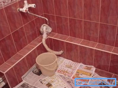 Una scatola di tubi dà al bagno un aspetto finito ed estetico.