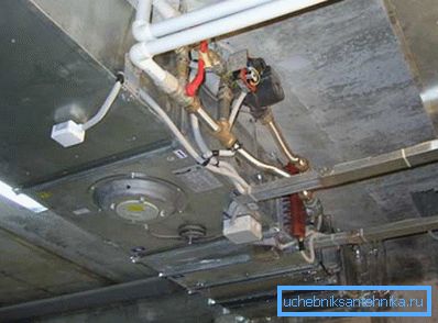 Scatola di ventilazione con collegamenti a flangia tra di loro. Scatola di ventilazione con collegamenti a flangia tra di loro.