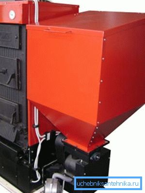 La caldaia KCM può essere dotata di un bunker per l'alimentazione automatica del pellet. La caldaia KCM può essere dotata di un bunker per l'alimentazione automatica del pellet.
