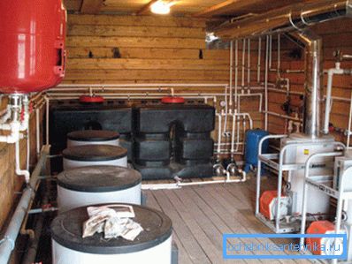 Locale caldaia per il riscaldamento individuale della casa con gasolio Locale caldaia per il riscaldamento individuale della casa con gasolio