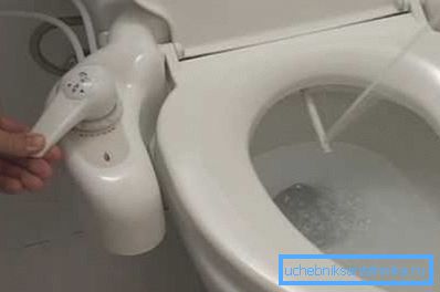 Il rubinetto del bidet sul water consente di regolare la pressione dell'acqua Il rubinetto del bidet sul water consente di regolare la pressione dell'acqua