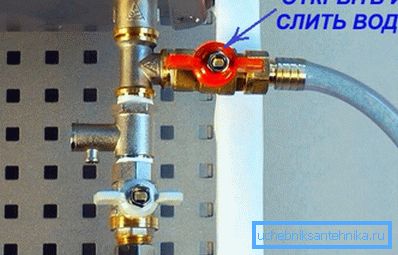 Toccare per scaricare l'acqua con un tubo collegato al raccordo Toccare per scaricare l'acqua con un tubo collegato al raccordo