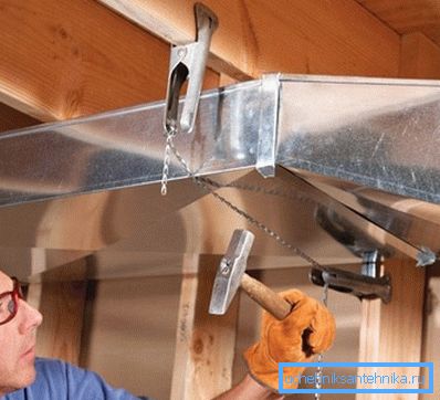 Fissare i condotti dell'aria al soffitto con le proprie mani Fissare i condotti dell'aria al soffitto con le proprie mani