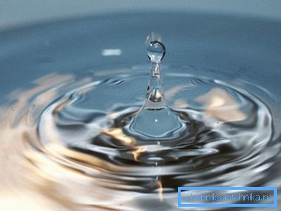 L'acqua cristallina da un pozzo è reale. L'acqua cristallina da un pozzo è reale.