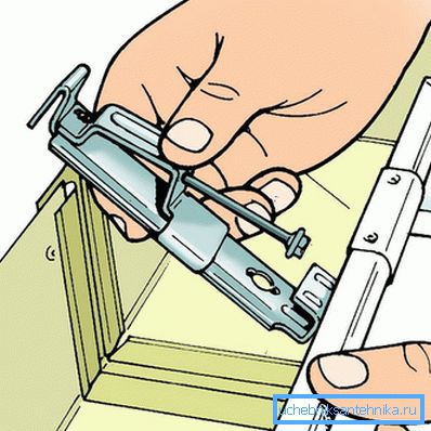 Le parentesi sono inserite nella grondaia. Le parentesi sono inserite nella grondaia.