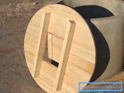 Copertura tonda in legno con portello