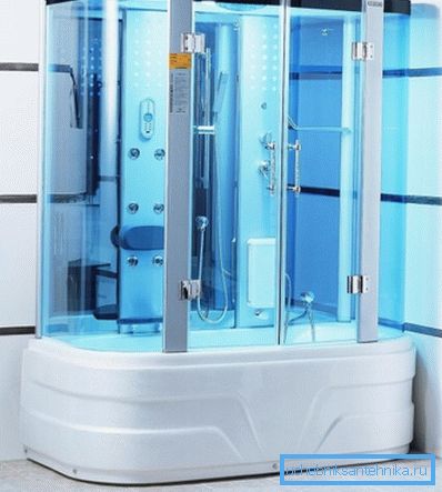 La grande cabina contiene la gamma più completa di varie funzioni. La grande cabina contiene la gamma più completa di varie funzioni.