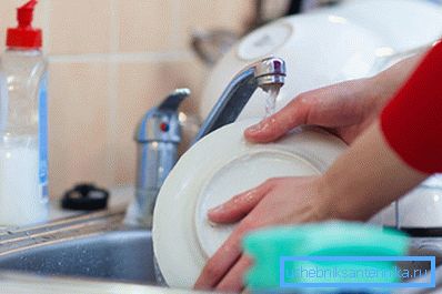 Il lavello da cucina da 40 cm per 40 cm racchiude completamente i piatti sporchi destinati al lavaggio Il lavello da cucina da 40 cm per 40 cm racchiude completamente i piatti sporchi destinati al lavaggio