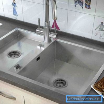 Lavello da cucina con due ciotole. Lavello da cucina con due ciotole.