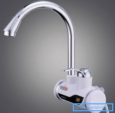Rubinetto della cucina con comandi meccanici ed elettronici Rubinetto della cucina con comandi meccanici ed elettronici