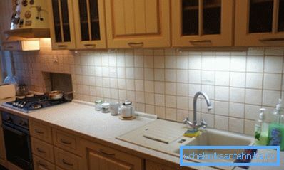 Il quadrato del lavandino si adatta perfettamente alle dimensioni del piano del tavolo e corrisponde alle dimensioni della cucina, che insieme formano una striscia quasi uniforme dell'interno della cucina. Il quadrato del lavandino si adatta perfettamente alle dimensioni del piano del tavolo e corrisponde alle dimensioni della cucina, che insieme formano una striscia quasi uniforme dell'interno della cucina.