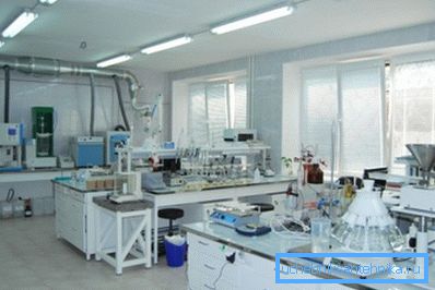 Laboratorio che studia la qualità dell'acqua.