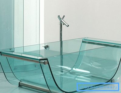 La leggerezza e la trasparenza del vetro riempiono il bagno di luce La leggerezza e la trasparenza del vetro riempiono il bagno di luce