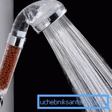L'aeratore per annaffiatoio purifica l'acqua dalle impurità e la arricchisce di ossigeno L'aeratore per annaffiatoio purifica l'acqua dalle impurità e la arricchisce di ossigeno