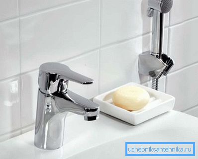 Annaffiatoio direttamente collegato al lavabo Annaffiatoio direttamente collegato al lavabo