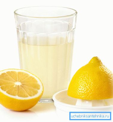 Il succo di limone, sciolto in acqua, è un eccellente aroma Il succo di limone, sciolto in acqua, è un eccellente aroma