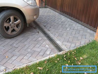 Drenaggio lineare davanti al cancello