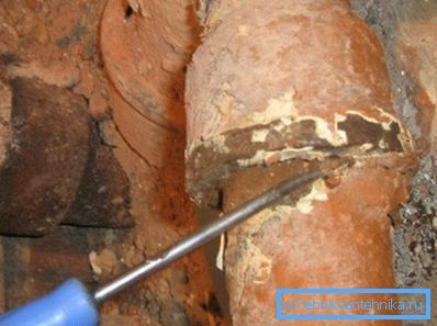 Il materiale in eccesso attorno alla campana fende delicatamente