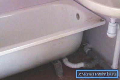 È meglio usare tubi in plastica e metallo in plastica per il bagno. È meglio usare tubi in plastica e metallo in plastica per il bagno.