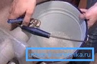 È meglio drenare l'acqua prima dall'alto e poi dall'asse inferiore. È meglio drenare l'acqua prima dall'alto e poi dall'asse inferiore.
