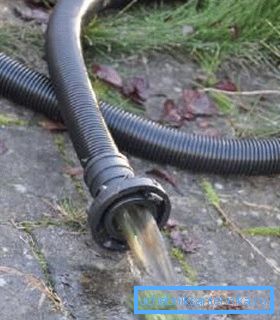 È meglio prendere un tubo lungo e deviare l'acqua ad una distanza considerevole dalla sorgente.