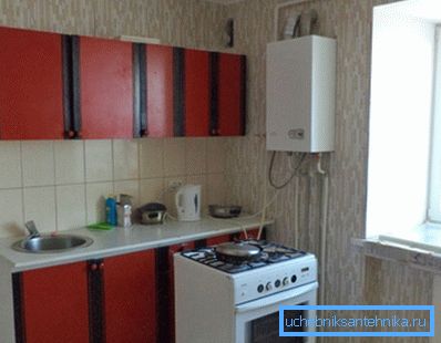 Foto amatoriale della caldaia a gas, che è installata nel grattacielo dell'appartamento Foto amatoriale della caldaia a gas, che è installata nel grattacielo dell'appartamento