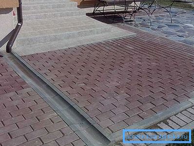 Foto amatoriale della costruzione finita di tipo aperto creata da elementi in calcestruzzo per lastre di pavimentazione
