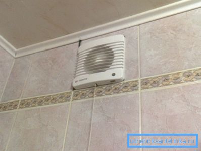 Foto amatoriale del sistema di ventilazione finito con dispositivi installati che costringono il movimento delle masse d'aria Foto amatoriale del sistema di ventilazione finito con dispositivi installati che costringono il movimento delle masse d'aria