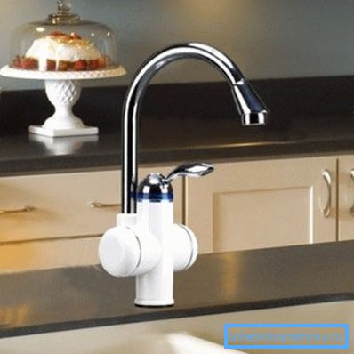 Foto amatoriale della gru in cui è implementato il sistema di riscaldamento ad acqua attraverso l'uso della resistenza elettrica Foto amatoriale della gru in cui è implementato il sistema di riscaldamento ad acqua attraverso l'uso della resistenza elettrica