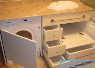 Foto amatoriale del mobile originale sotto il lavandino, che prevede il posizionamento di molti cassetti e elettrodomestici Foto amatoriale del mobile originale sotto il lavandino, che prevede il posizionamento di molti cassetti e elettrodomestici