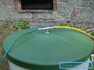 Foto amatoriale di un tetto di plastica con un foro per l'installazione di un tubo dell'acqua Foto amatoriale di un tetto di plastica con un foro per l'installazione di un tubo dell'acqua