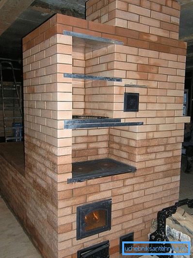 Foto amatoriale di un design simile, che per un uso più efficiente si trova al centro della stanza Foto amatoriale di un design simile, che per un uso più efficiente si trova al centro della stanza