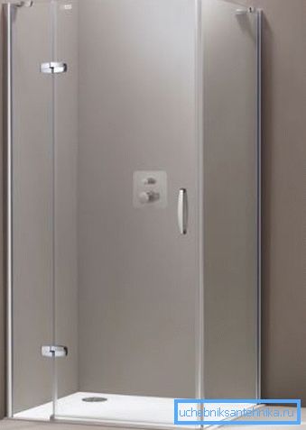 Foto amatoriale del sistema più semplice di questo tipo montato sulla cabina doccia Foto amatoriale del sistema più semplice di questo tipo montato sulla cabina doccia