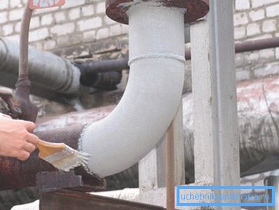 Foto amatoriale, il processo di applicazione della tintura alla superficie della costruzione di tubi