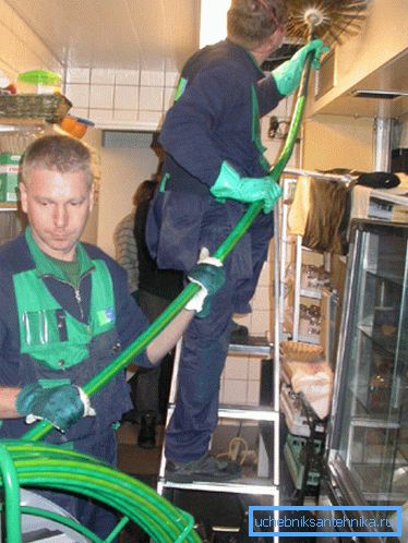 Foto amatoriale, il processo di pulizia del canale di ventilazione Foto amatoriale, il processo di pulizia del canale di ventilazione