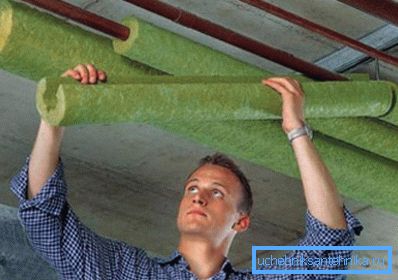 Foto amatoriale, il processo di isolamento termico del sistema di approvvigionamento idrico utilizzando materiali minerali, realizzato sotto forma di una sorta di copertura Foto amatoriale, il processo di isolamento termico del sistema di approvvigionamento idrico utilizzando materiali minerali, realizzato sotto forma di una sorta di copertura