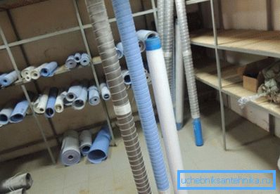 Foto amatoriali di vari prodotti del punto vendita che vengono utilizzati per creare un sistema di approvvigionamento idrico ben basato Foto amatoriali di vari prodotti del punto vendita che vengono utilizzati per creare un sistema di approvvigionamento idrico ben basato