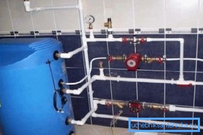 Foto amatoriale di una tipica caldaia collegata al sistema Foto amatoriale di una tipica caldaia collegata al sistema