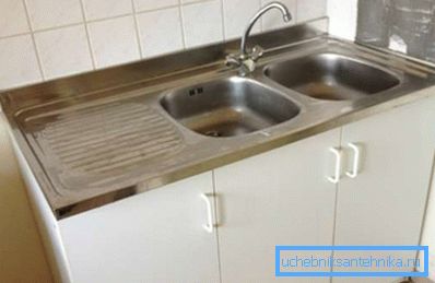 Foto amatoriale di un autolavaggio standard installato su un armadietto speciale Foto amatoriale di un autolavaggio standard installato su un armadietto speciale