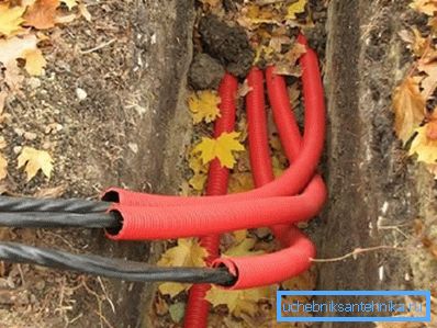 Foto amatoriale di un cavo trenchato con tubi speciali Foto amatoriale di un cavo trenchato con tubi speciali