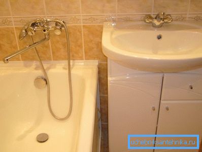 Foto amatoriale del lavabo installato, che mostra il rapporto dell'altezza dal bagno Foto amatoriale del lavabo installato, che mostra il rapporto dell'altezza dal bagno