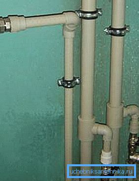 Foto amatoriale del sistema idraulico di tubi di plastica nella collezione Foto amatoriale del sistema idraulico di tubi di plastica nella collezione
