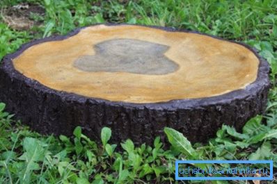 Il portello per un pozzo dalla pietra decorata sotto un albero
