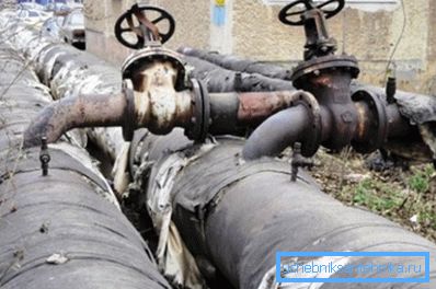 Le linee di acqua calda sono isolate non solo per prevenire la condensa, ma anche per risparmiare energia. Le linee di acqua calda sono isolate non solo per prevenire la condensa, ma anche per risparmiare energia.