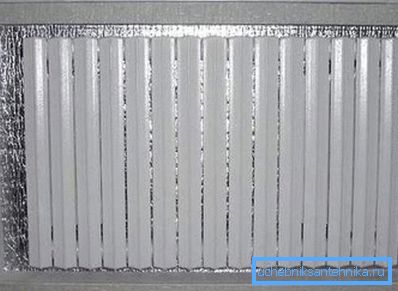 Un piccolo trucco: se senti che il radiatore non sta facendo il suo lavoro, fissa la pellicola riflettente il calore sul muro (dietro di esso), questo aiuterà a ridurre la perdita di calore del 15-20% Un piccolo trucco: se senti che il radiatore non sta facendo il suo lavoro, fissa la pellicola riflettente il calore sul muro (dietro di esso), questo aiuterà a ridurre la perdita di calore del 15-20%