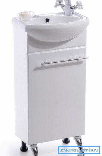 Piccolo lavandino con vasca per WC. Piccolo lavandino con vasca per WC.