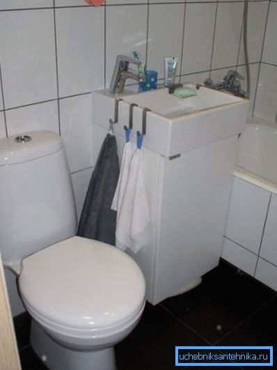 Piccolo lavandino con armadio per una piccola toilette Piccolo lavandino con armadio per una piccola toilette