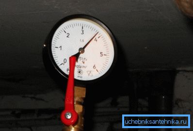 Il manometro nella foto mostra 3,8 kgf / cm2. Il valore è abbastanza regolare. Il manometro nella foto mostra 3,8 kgf / cm2. Il valore è abbastanza regolare.